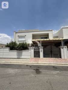 Spacious Family Home in Italian Village 2 — 1