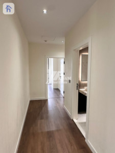 Spacious Apartment with Beautiful Views Image 9