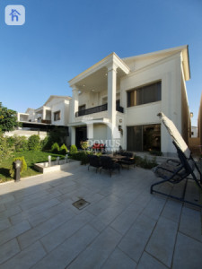 Elegant 5-Bedroom Villa Image 28