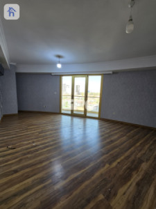 Modern 3-Bedroom Apartment image 2