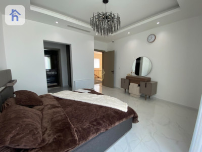 Modern Home with 4 Bedrooms image 8