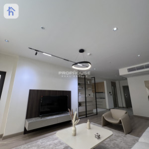 Stylish and Contemporary Apartment image 4