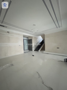Spacious 5-Bedroom House Image 6
