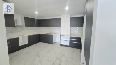 Luxurious 10th Floor Apartment Image 3
