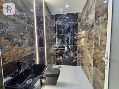 Modern Home with 5 Bedrooms Image 12