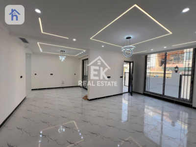 Spacious House with 6 Bedrooms Image 5