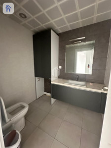 شوقەیەکی مۆدێرن بۆ یەک ژووری نوستن لە تاوەرەکانی ئیمپایەر پیرڵ وێنە 4