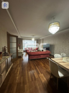 Bright Apartment with 4 Bedrooms image 1