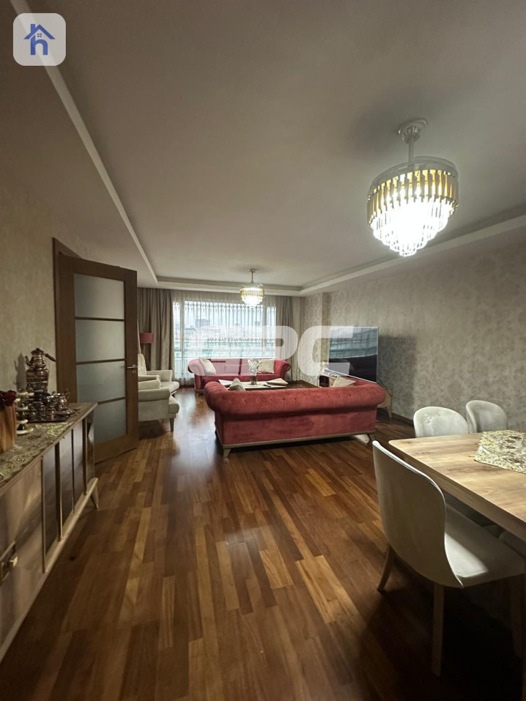 Bright Apartment with 4 Bedrooms