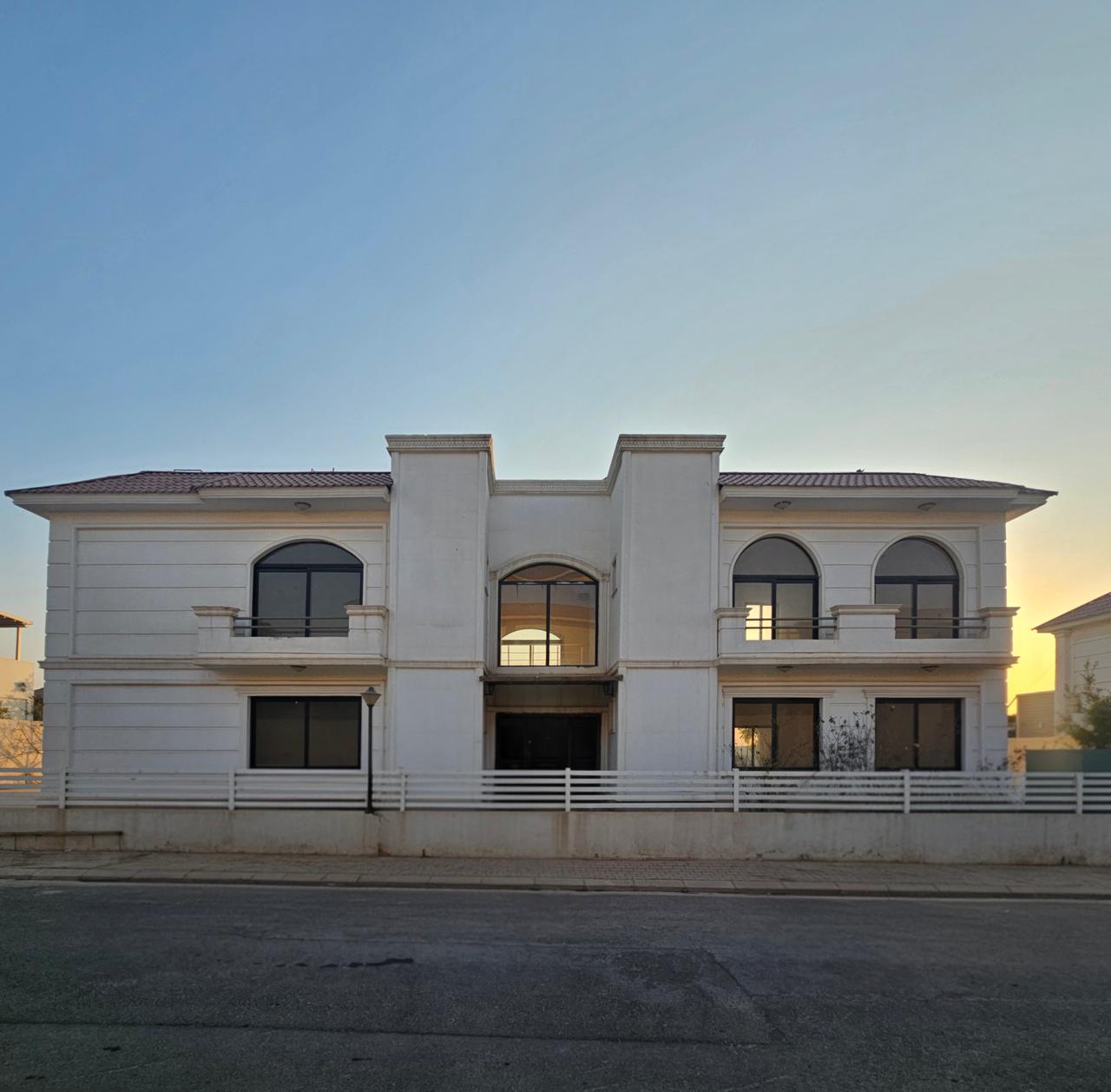 ماڵێکی خێزانیی بە ڕووبەری گەورە