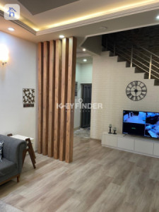 Spacious House with 5 Bedrooms image 5