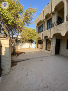 Spacious House with 4 Bedrooms Image 3