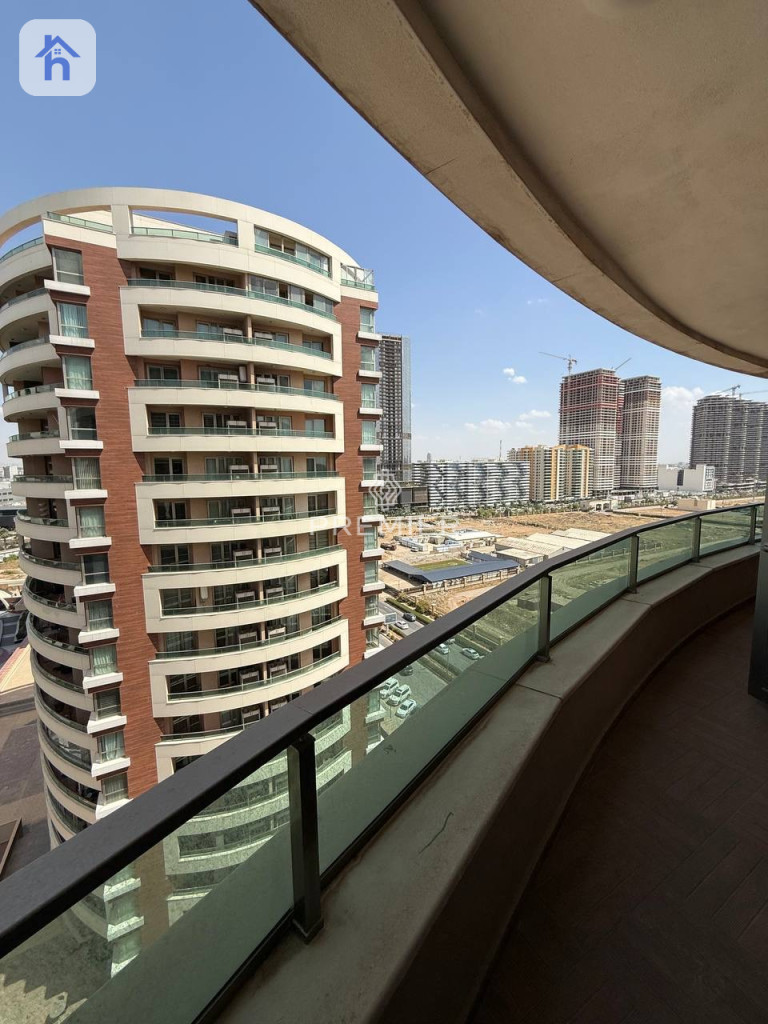 Stylish B4 Apartment with Views