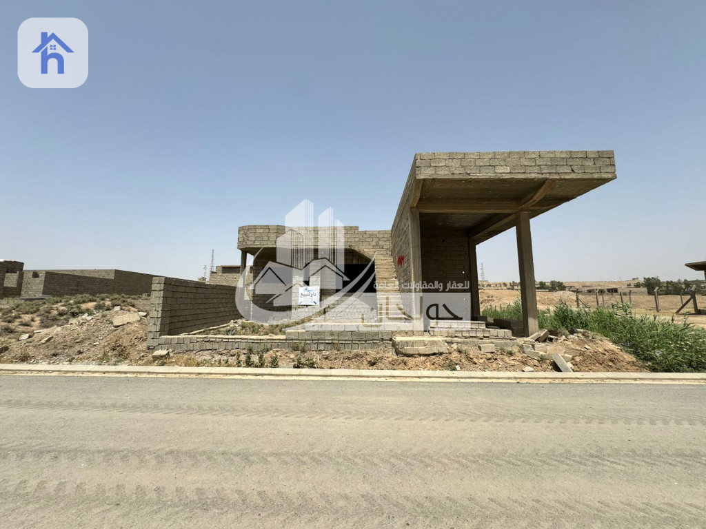 مبنى تجاري مع 6 محلات
