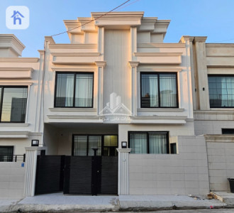 Square House image 2