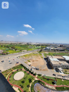 شوقەیەکی دوو ژووری نوستن لەگەڵ دیمەنی شار وێنە 12