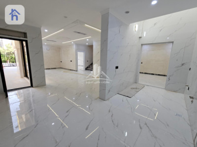 Luxurious 4-Bedroom House Image 11