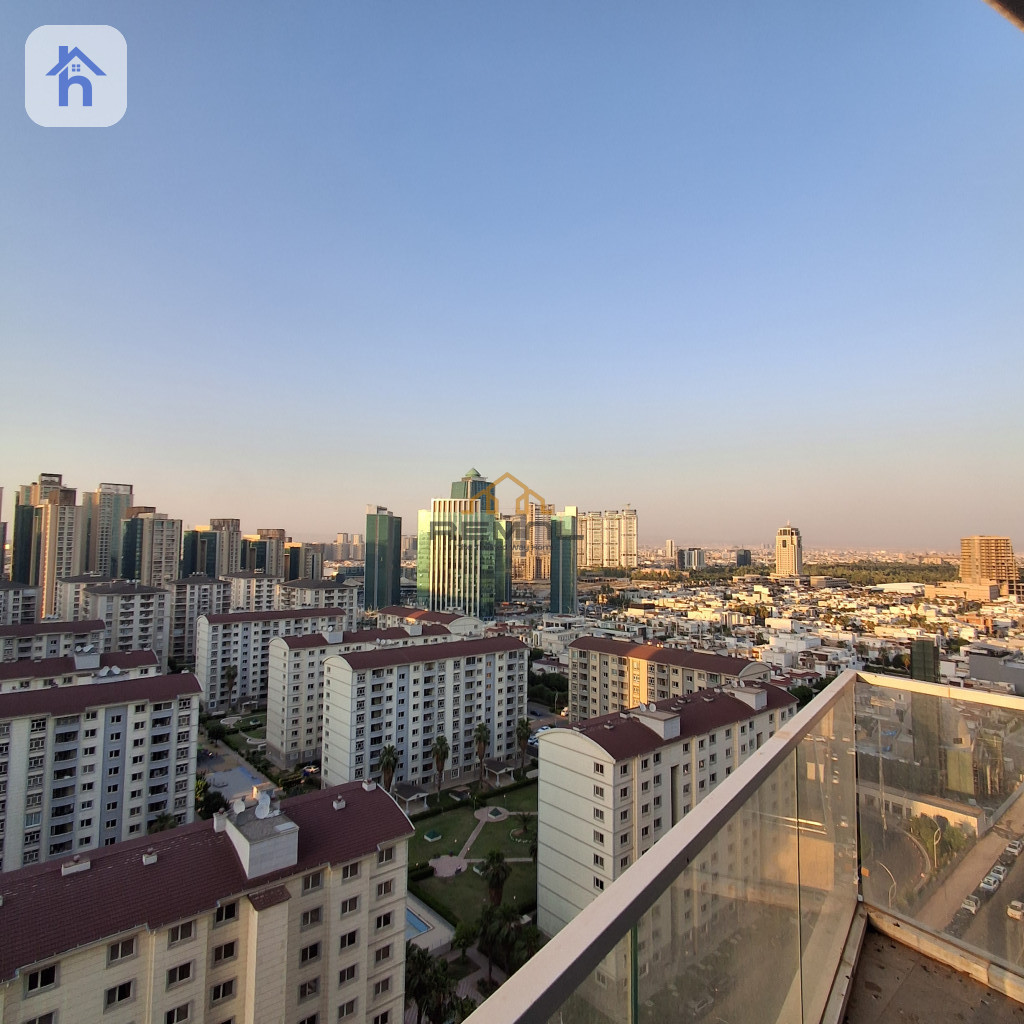 Spacious Apartment with Stunning Views Image 2