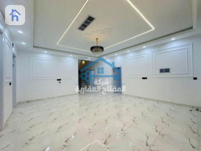 Spacious House with 5 Bedrooms Image 10