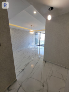 شوقەیەکی دوو ژووری نوستن لەگەڵ دیمەنی شار image 2