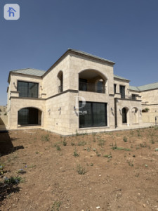 Spacious House with 5 bedrooms image 3