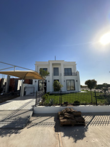ماڵێکی خێزانیی فراوان لە ڕۆیاڵ گاردن image 3