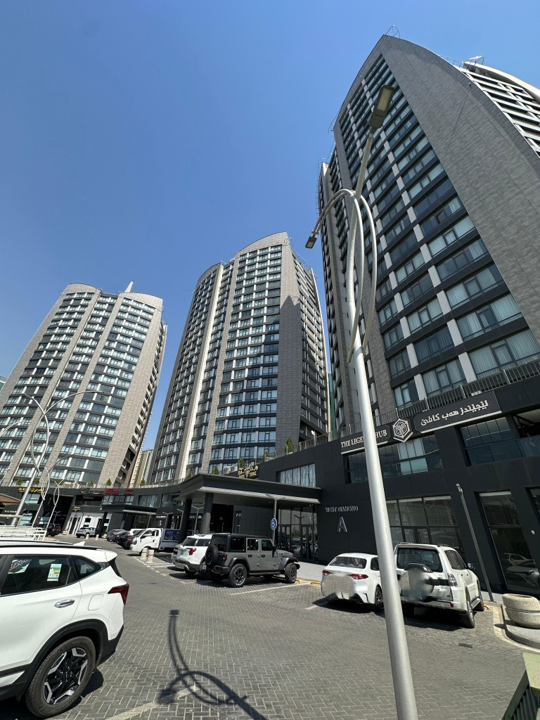 Spacious 1 BR Apartment in Empire Diamond Resim 7