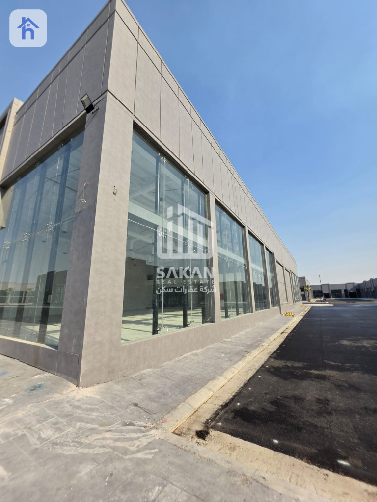 Spacious Showroom with Offices and Rooms Image 23