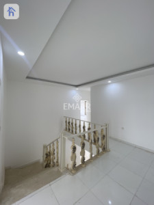 Modern Home with 5 Bedrooms Image 5