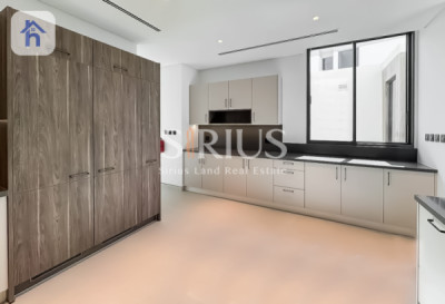 Luxurious Villa with 6 Bedrooms Image 5