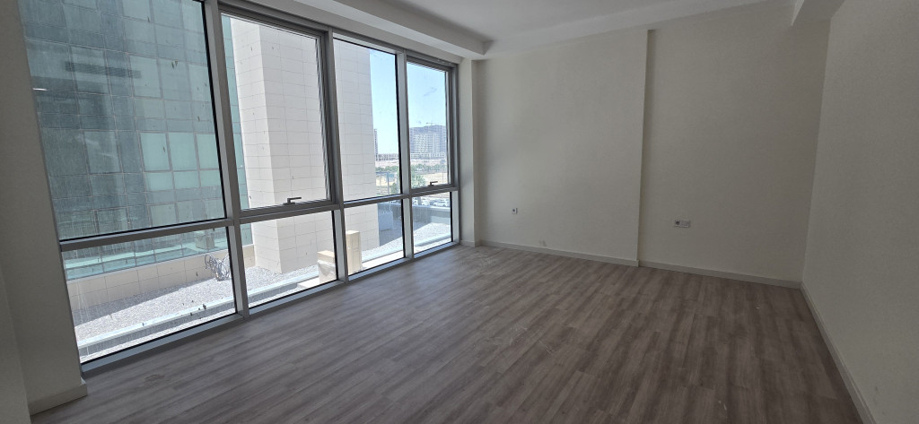 Spacious Apartment in Empire Square