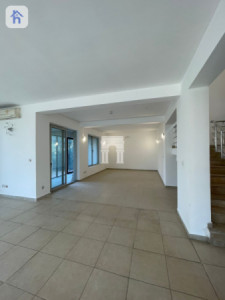 Spacious 5-Bedroom House in English Village Image 9