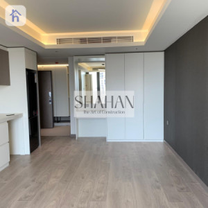 شوقەیەکی لوکس لە تاوەرێکی بەرزدا کە دیمەنێکی نایابی هەیە image 2