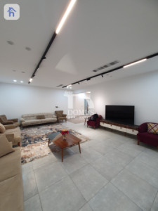 Elegant 5-Bedroom Villa Image 7