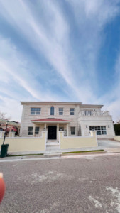 Elegant Home with 4 Bedrooms image 2