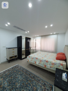 Elegant 5-Bedroom Villa Image 11