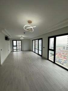 Modern 4-Bedroom Apartment image 5