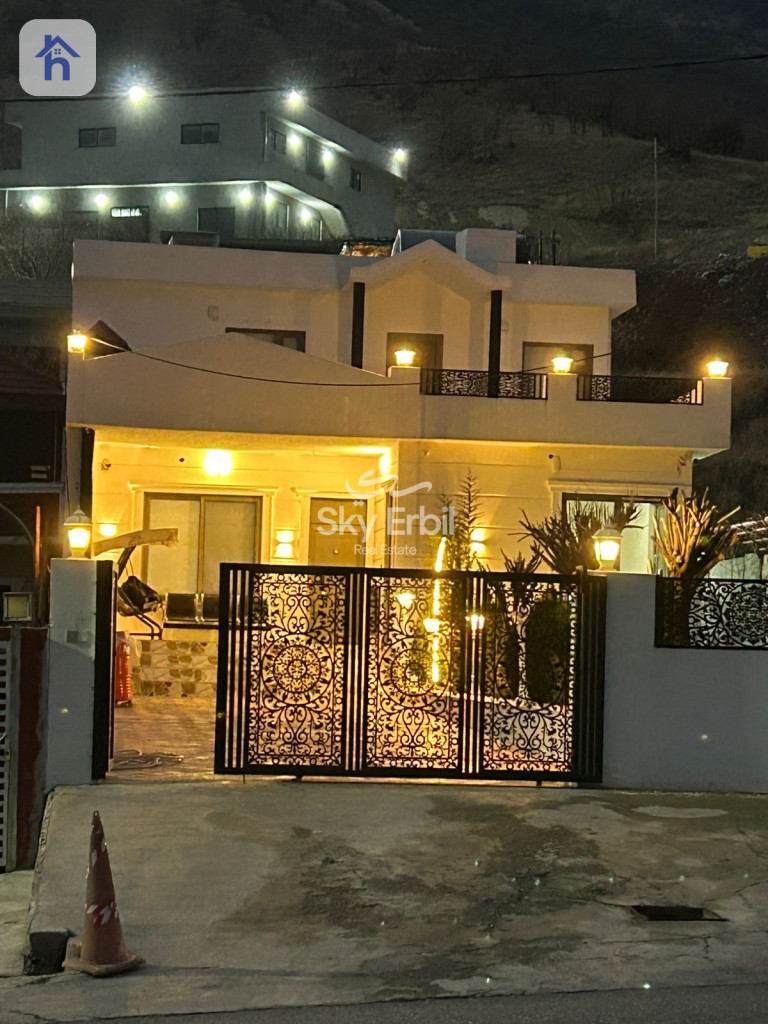 خانوویەکی فراوان و دیمەنی شاخ