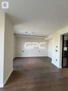 شوقەیەکی ئارام لە بۆلیڤارد image 2