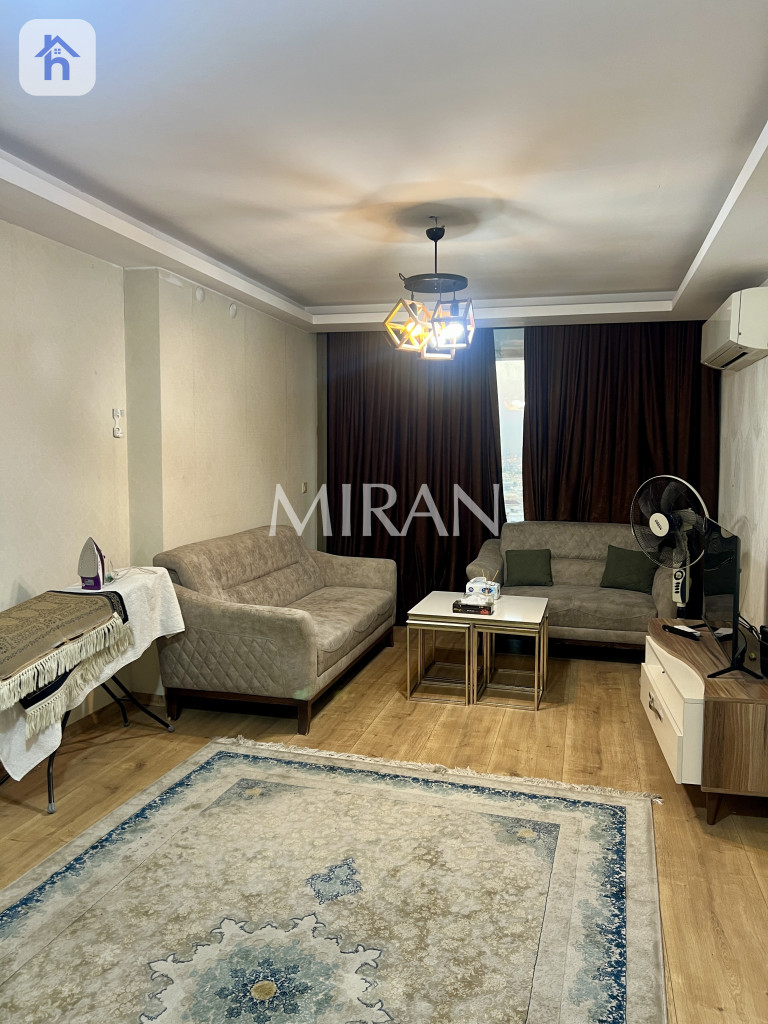 شوقەیەکی مۆدێرن و مۆبیلیاتدار و دیمەنێکی نایابی هەیە