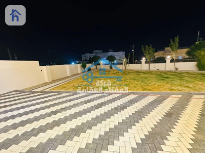 Spacious House with 5 Bedrooms image 11