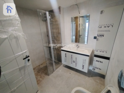Modern Apartment in Prime Location Image 8