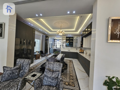 Luxury House with 6 Bedrooms Image 9