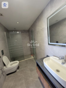 شوقەیەکی دوو ژووری نوستن لەگەڵ دیمەنی شار وێنە 8