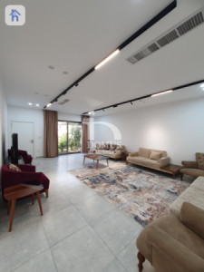 Elegant 5-Bedroom Villa Image 6