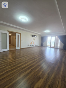 Elegant 3-bedroom apartment in prime location image 4