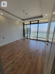 شوقەیەکی دوو ژووری نوستن لەگەڵ دیمەنی شار وێنە 6