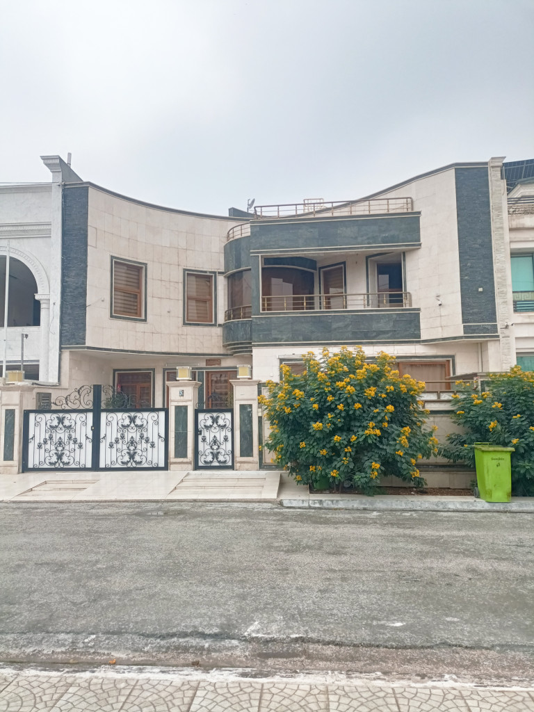 خانوو بەرامبەر باخچە