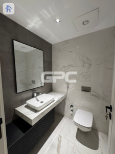 Spacious 4-Bedroom Apartment image 18