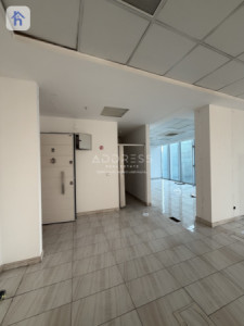 Spacious office in prime location image 6